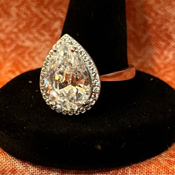 Elegant Silver Pear AAA CZ Ring Sz 9 Incredibly Brilliant 10ctw. Shine on!!! - Picture 3 of 4